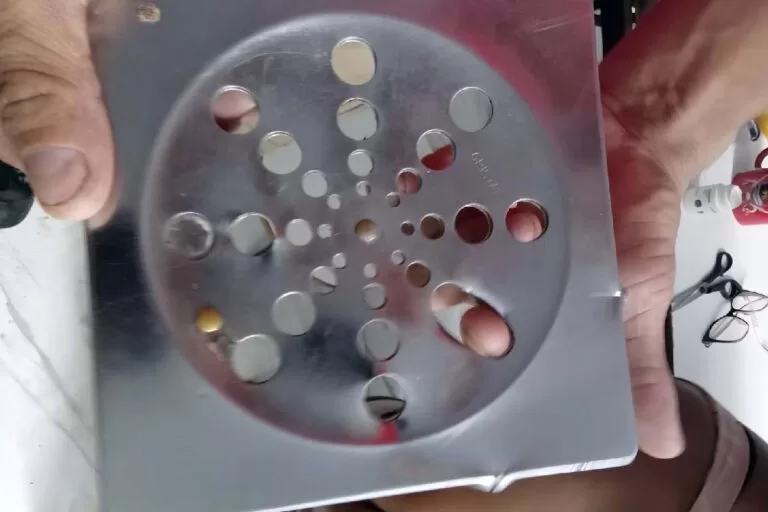 Bombeiros socorrem criança que ficou com dedo preso em ralo de inox