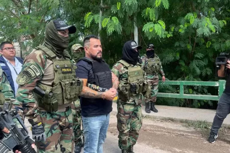 Um dia após ser extraditado da Bolívia para o Brasil acusado de matar policial penal é solto