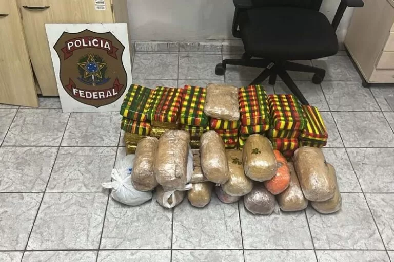 Dois homens são presos pela PF com 61,8kg de maconha em ônibus que saía de Corumbá