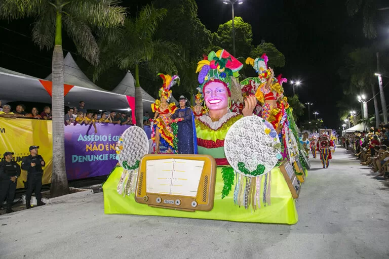 Major Gama fez desfile com imersão pelo universo da comunicação