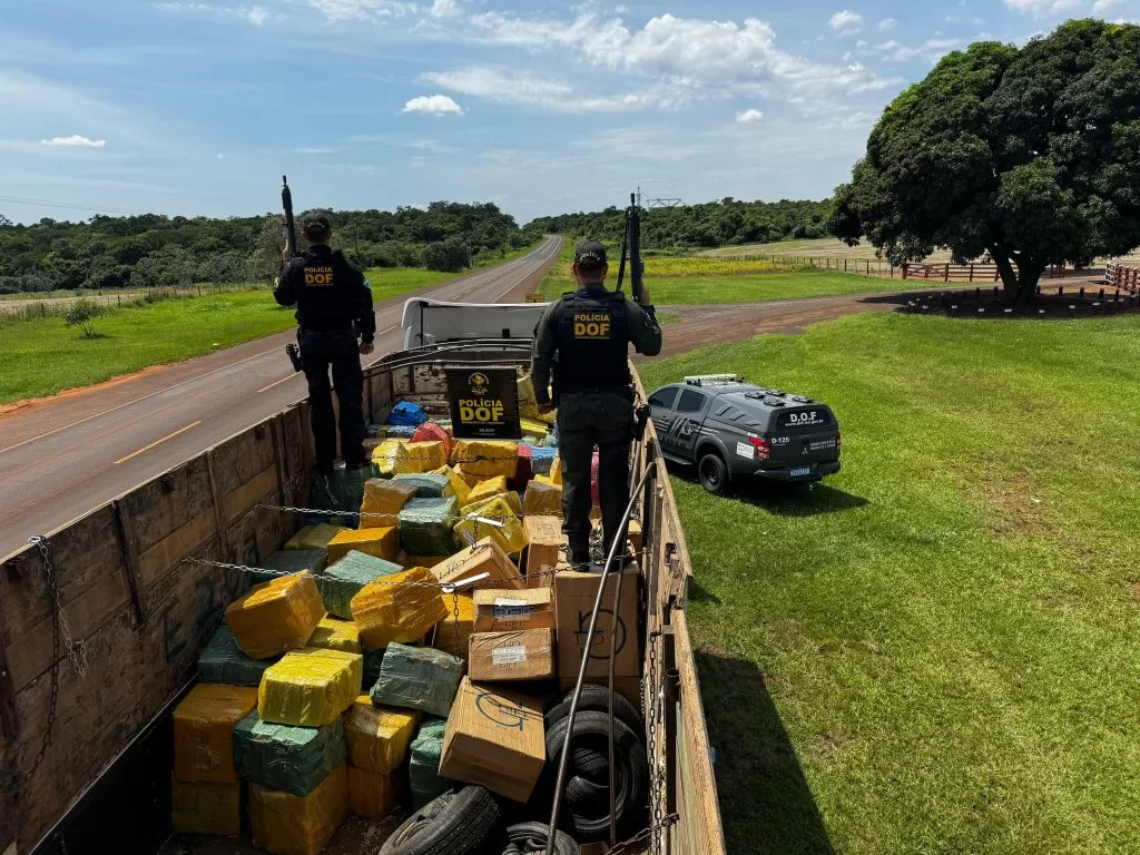 Você está visualizando atualmente Oito toneladas de maconha são apreendidas pelo DOF em uma carreta no município de Ponta Porã