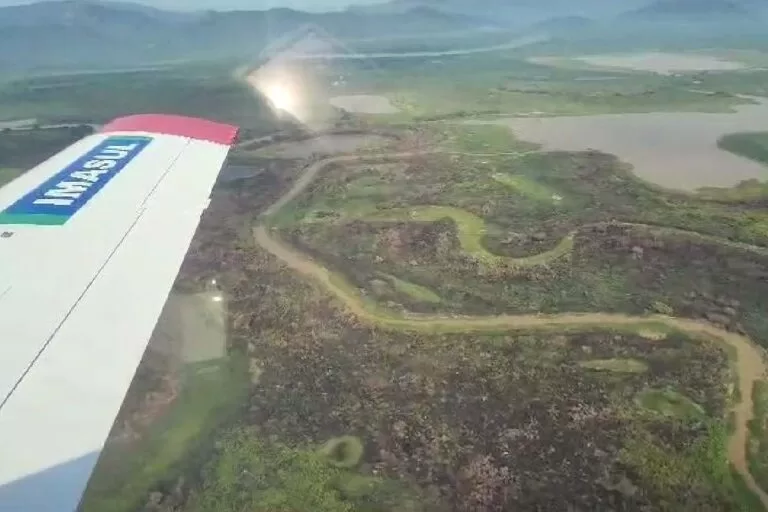Serra do Amolar: bombeiros de MS mobilizam aeronaves e equipes para controle de incêndios
