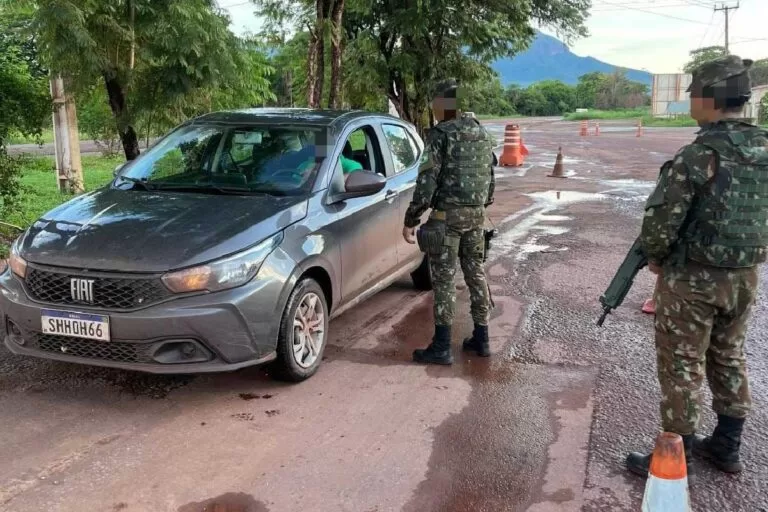 Exército recupera carro furtado de locadora em Corumbá