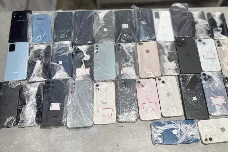 Boliviano é preso em fiscalização do Exército com 35 celulares roubados