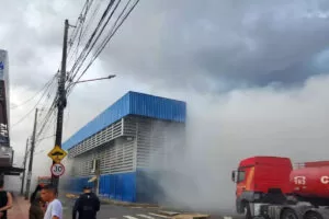 Leia mais sobre o artigo Explosão de celular pode ter iniciado incêndio que destruiu 6 boxes do Camelódromo de Campo Grande