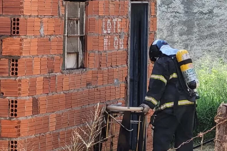 Incêndio em residência mobiliza equipes do Corpo de Bombeiros em Corumbá