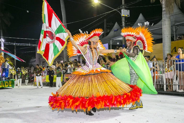 Em busca do tricampeonato, Mocidade desfila homenagem a Almir Sater