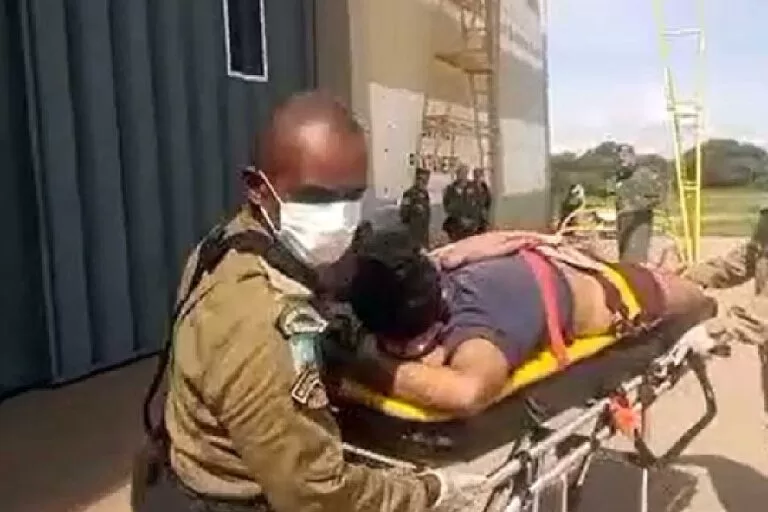 Homem baleado em fazenda no Pantanal é socorrido pela Marinha e Corpo de Bombeiros