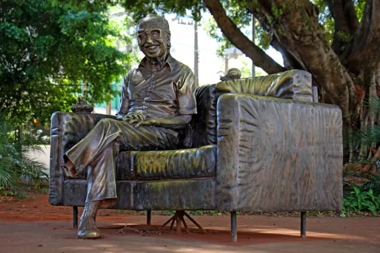 Artista visual Ique vistoria estátua de Manoel de Barros, e restauração deve começar nesta terça-feira