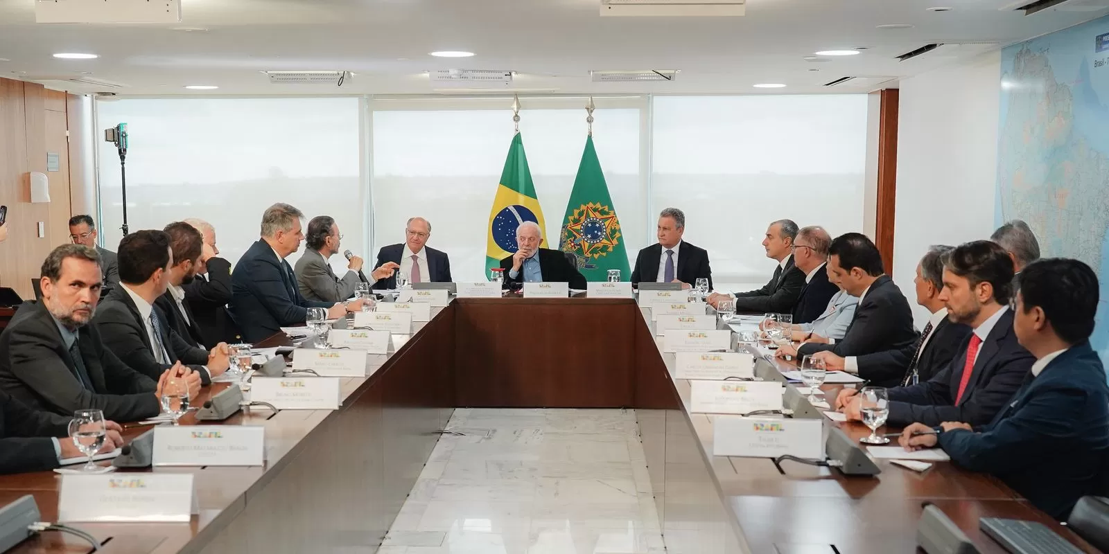 Você está visualizando atualmente Governo e montadoras debatem produção de carros bioelétricos no Brasil