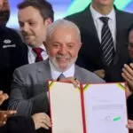 Lula assina projeto que regula atividade de motoristas de aplicativo