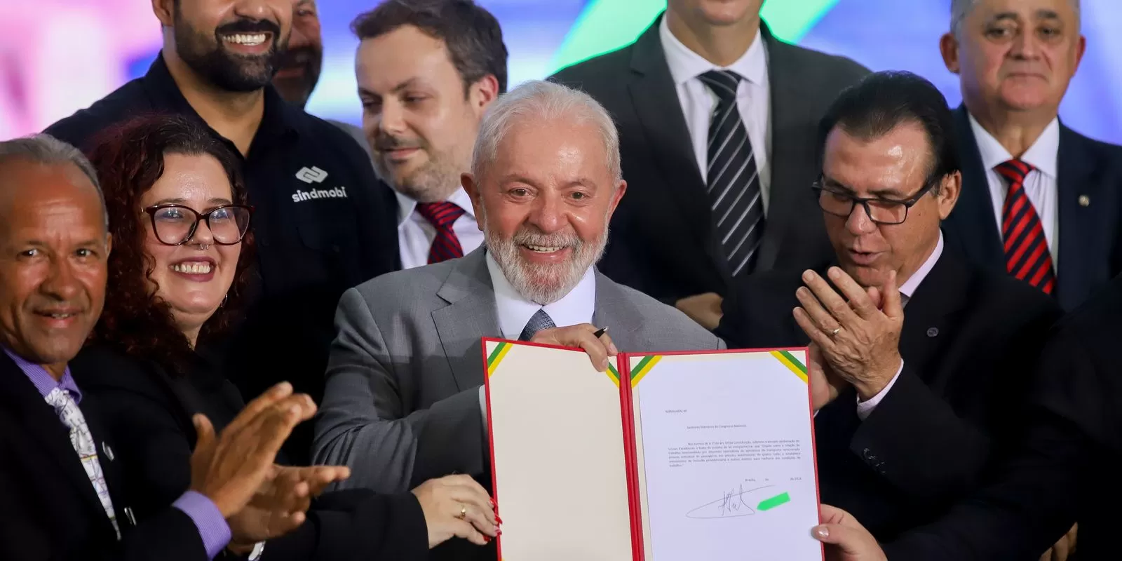 Leia mais sobre o artigo Lula assina projeto que regula atividade de motoristas de aplicativo