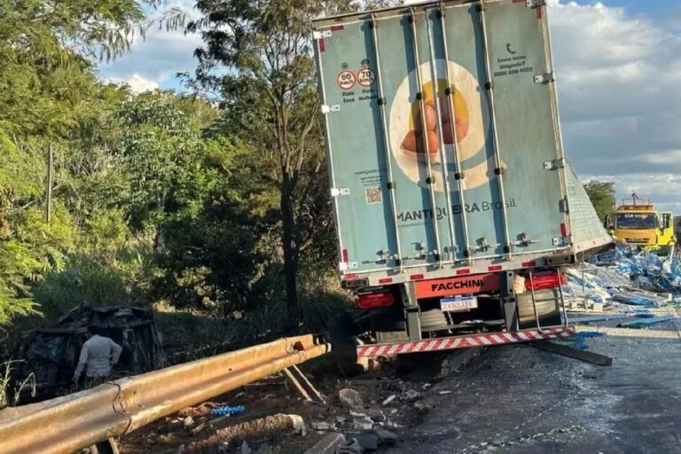Família morre carbonizada após colisão frontal com caminhão na BR-163