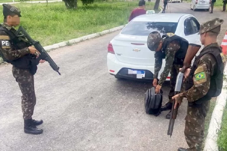 Casal estrangeiro é detido com 6 kg de droga em operação do exército