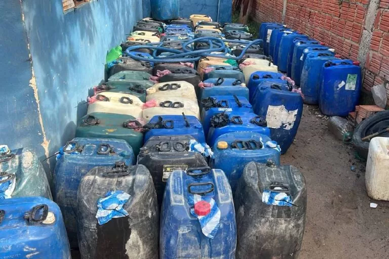 Boliviano é detido e PM fecha depósito clandestino de combustível em Corumbá