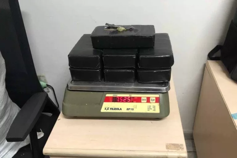 Boliviano é detido pelo Exército com 7,5 Kg de droga em ônibus