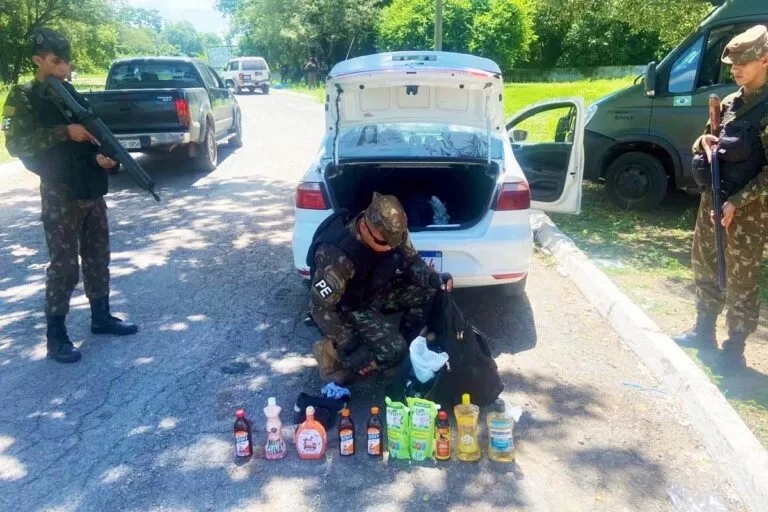 Equatoriano é preso pelo Exército com seis litros de cocaína diluída em Corumbá