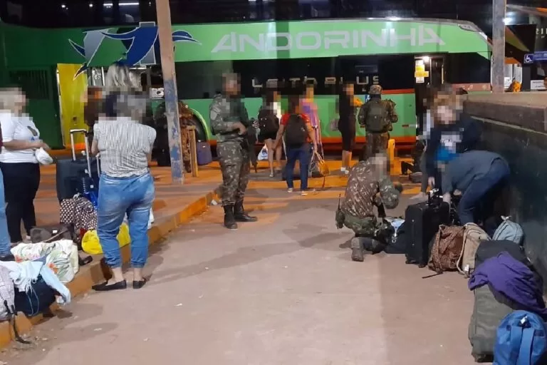 Boliviano é flagrado com droga escondida em fundo falso de mala durante operação do Exército
