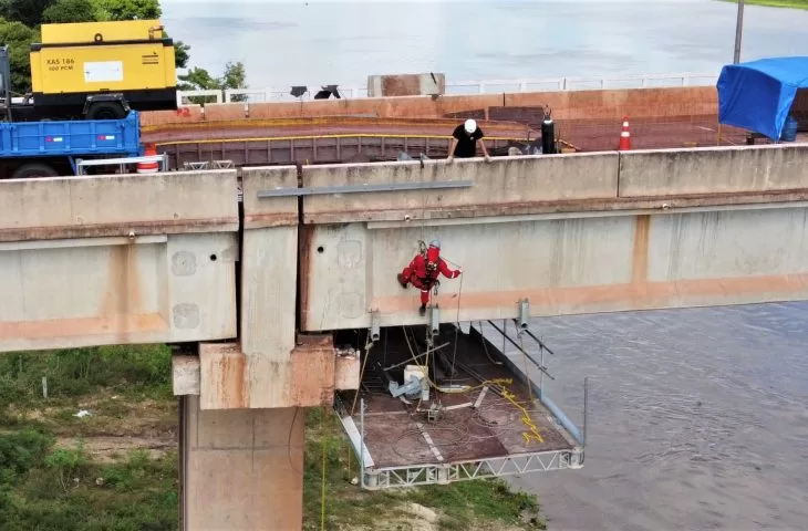 Você está visualizando atualmente Governo de MS utiliza tecnologia e Alpinistas em reparo da Ponte sobre o Rio Paraguai