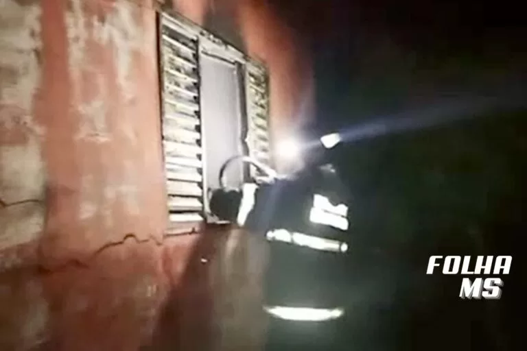 Casa fica destruída durante incêndio no bairro Guatós