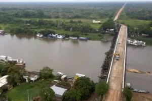 Leia mais sobre o artigo Ponte do Passo do Lontra: Iluminação LED solar garante segurança e beleza no Pantanal