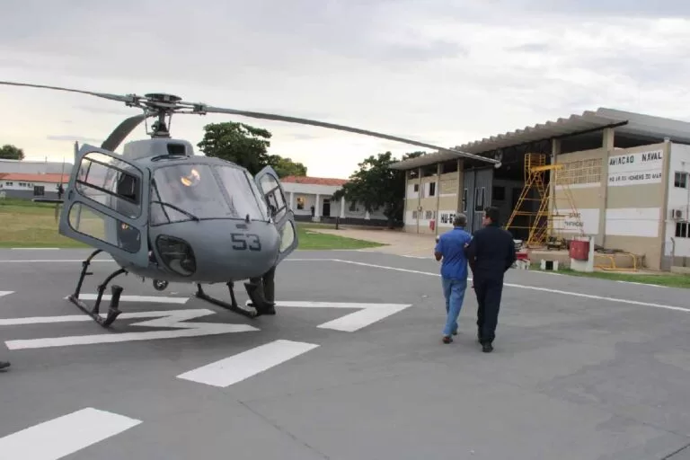 Marinha do Brasil resgata dois homens em área de difícil acesso no Pantanal