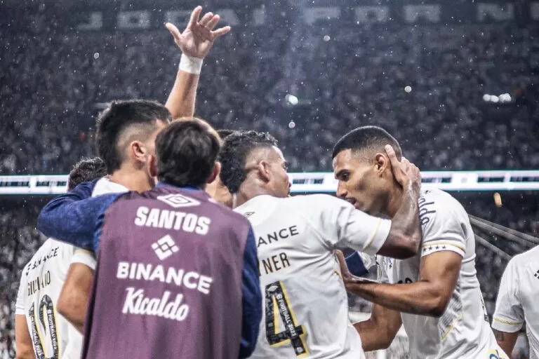 Em noite inspirada, Santos goleia Bragantino e garante vaga na final do Paulistão