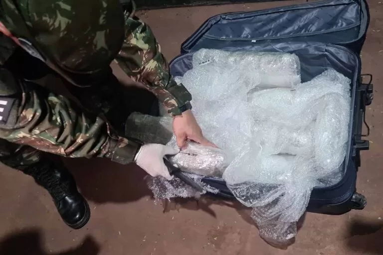Mulher que seguia viagem com 12 KG de droga na bagagem é detida pelo Exército