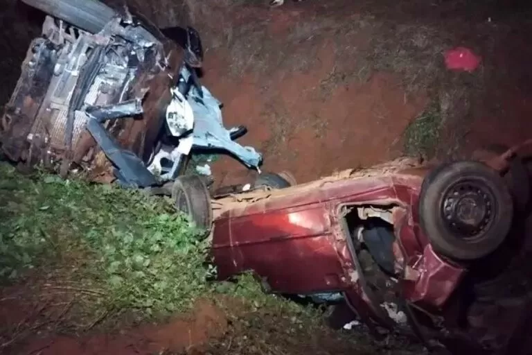 Mãe e filho de um ano morrem em colisão entre carro e caminhonete na BR-163
