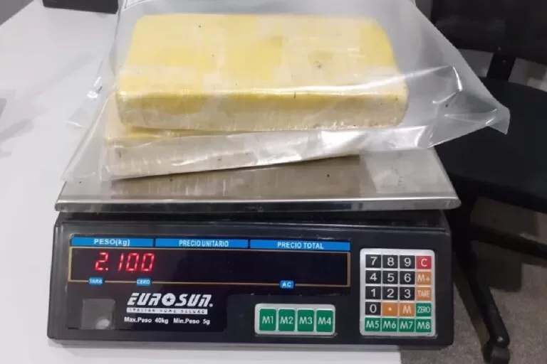 Adolescente é flagrada pelo Exército com quase 8 kg de drogas em Corumbá