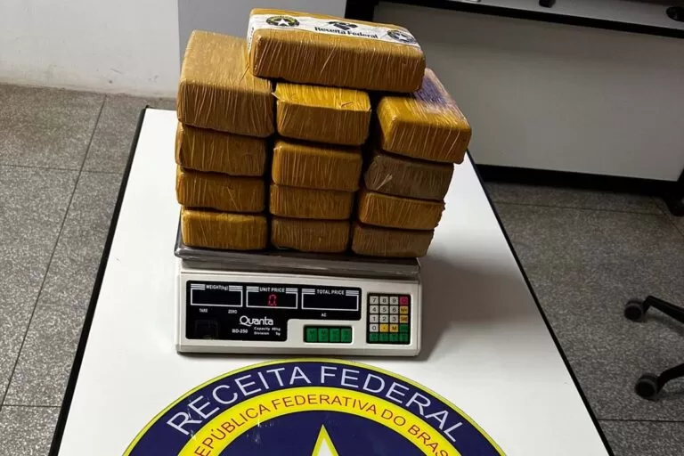 Casal boliviano é flagrado pela Receita Federal com 13 kg de entorpecentes