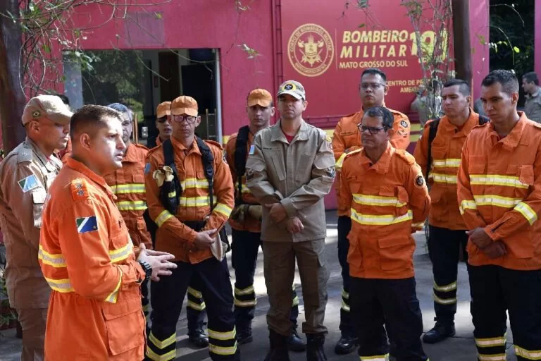 Com bases avançadas nos rios Paraguai e São Lourenço, Bombeiros iniciam ações contra incêndios no Pantanal