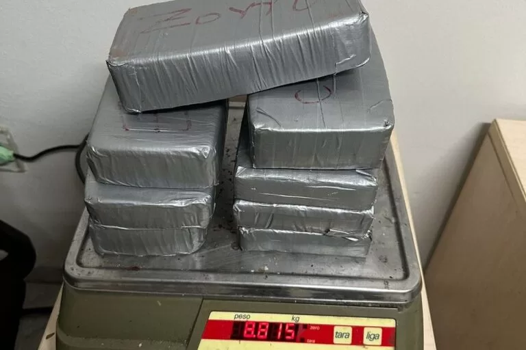 Bolivianos são presos em fiscalização do exército com oito quilos de drogas em ônibus