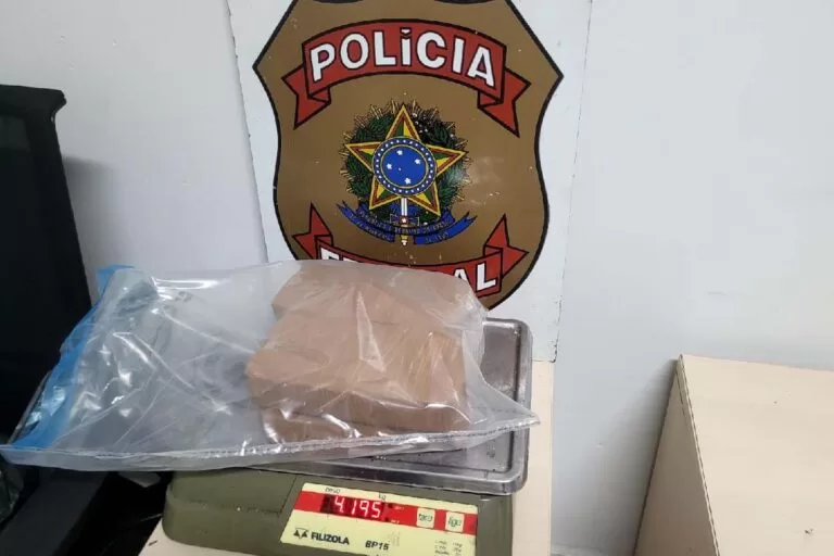 Casal boliviano é preso pelo exército com droga escondida em poltronas de ônibus