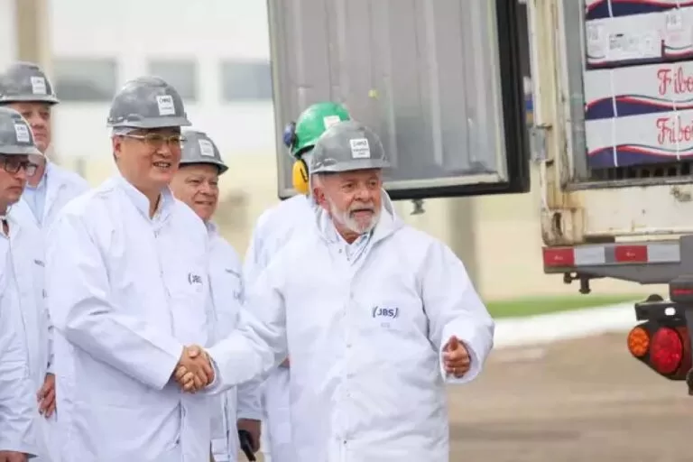 Após “tour”, Lula sela 1º carregamento de carnes de MS para a China