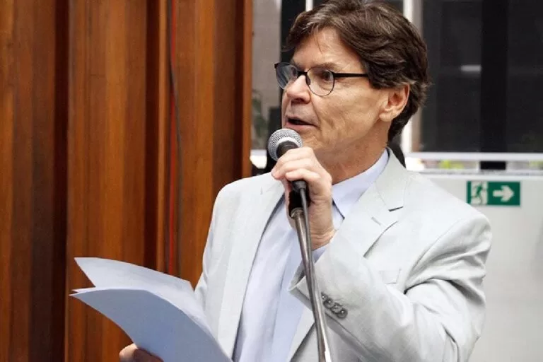 Deputado protocola denúncia contra empresas de transporte ao MPE