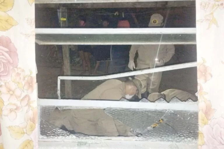 Mulher fica com cabeça presa em janela, sofre parada cardíaca e morre em Corumbá