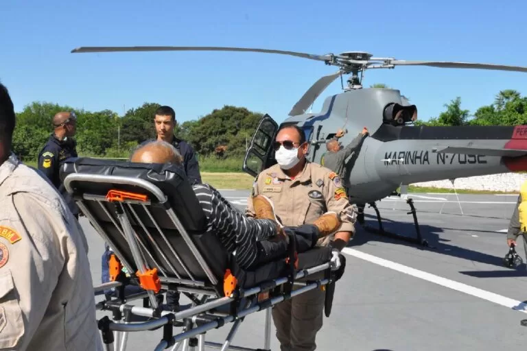 Idoso com hérnia estrangulada é resgatado de helicóptero pela Marinha no Pantanal