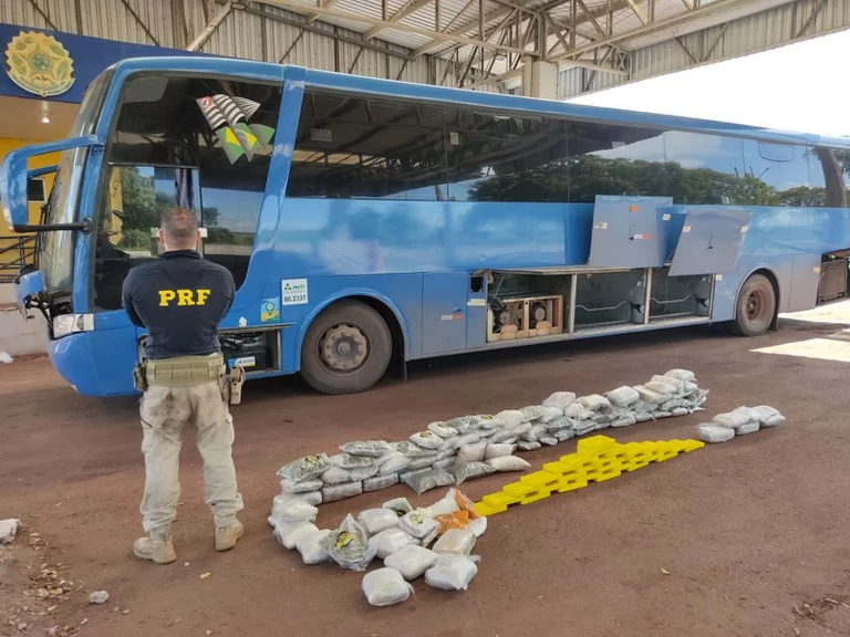 Leia mais sobre o artigo Motorista de ônibus é preso pela PRF com 58 Kg de Skunk e 4 Kg de Cocaína na BR-262