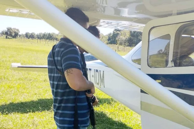 Tratorista é preso em flagrante por porte ilegal de arma e ameaças em fazenda de Corumbá