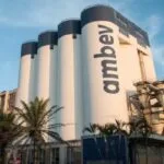 Ambev converte fábrica de cerveja em linha de produção de água para ajudar o Rio Grande do Sul