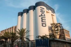 Leia mais sobre o artigo Ambev converte fábrica de cerveja em linha de produção de água para ajudar o Rio Grande do Sul