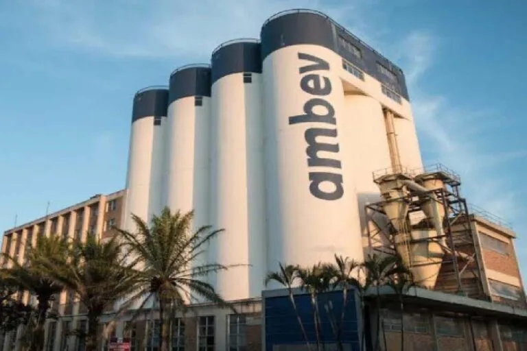 Ambev converte fábrica de cerveja em linha de produção de água para ajudar o Rio Grande do Sul