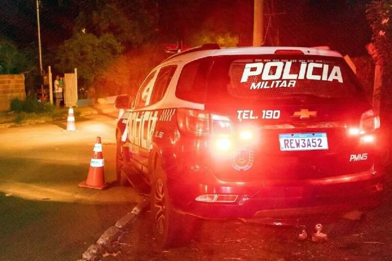 Homem é levado à delegacia após ameaçar a mãe em Corumbá; caso ocorreu no bairro Previsul e foi atendido pela PM.