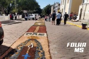 Leia mais sobre o artigo Fieis se reúnem para confecção dos tradicionais tapetes de Corpus Christi em Corumbá