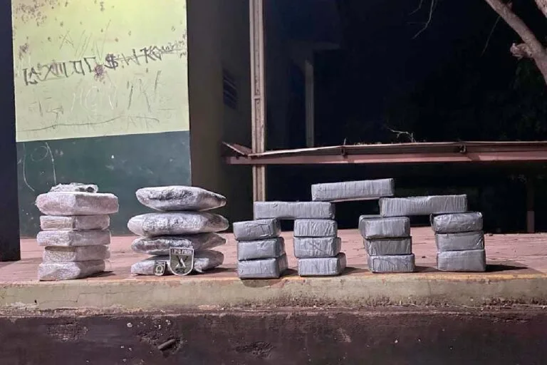 Exército intercepta bolivianos transportando droga escondida em ônibus”