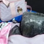 PRF apreende mulher que transportava drogas na mochila da filha de 6 meses