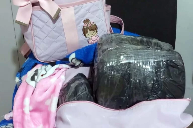 PRF apreende mulher que transportava drogas na mochila da filha de 6 meses