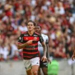 Flamengo vence o Corinthians e assume liderança do Brasileiro