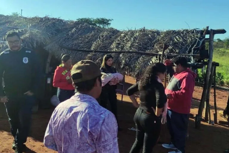 Mulher é presa em MS após comprar recém-nascida e manter mãe em cárcere privado